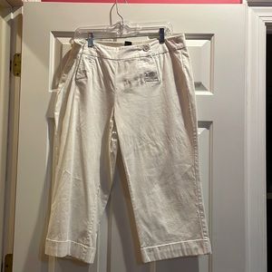 Great fit! White capris!